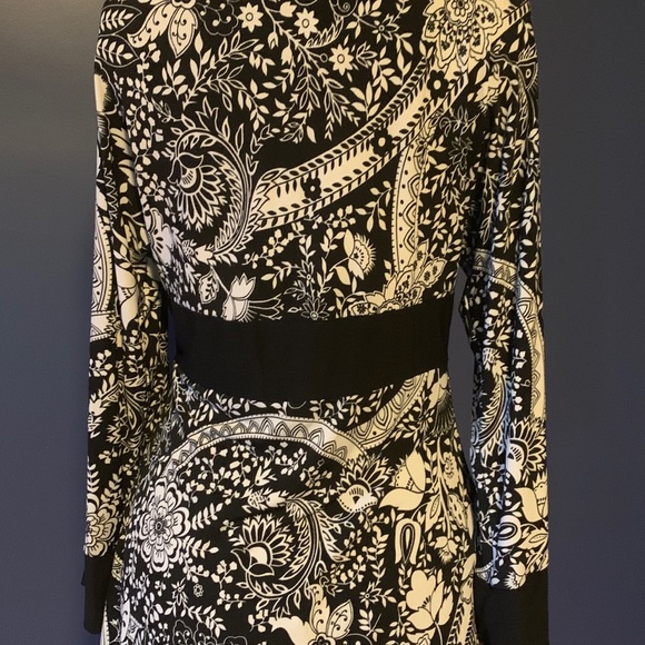 Bell sleeve black and white V-neck top - Picture 5 of 5